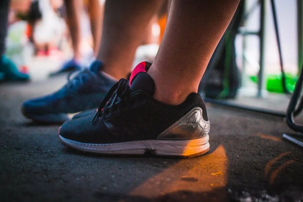 пара в кроссовках nike. пара кроссовок без долгих раздумий. кроссовки адидас эстетика. Bieber yeezy foam. Adidas zx flux the teufelsberg.