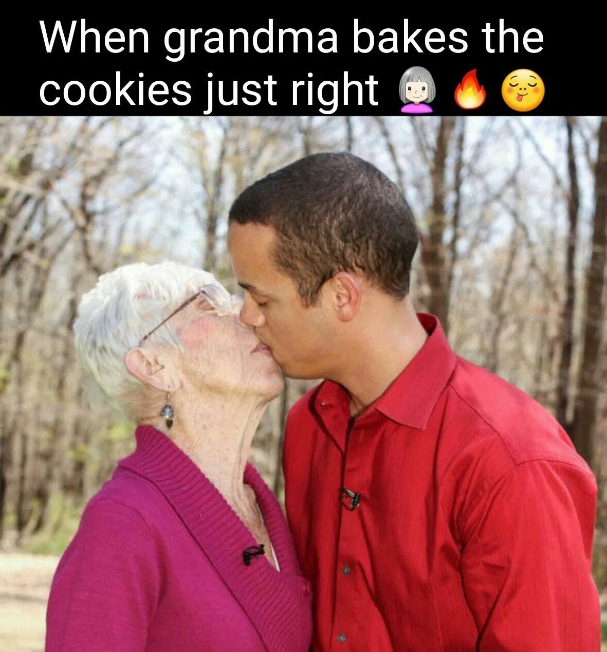 Близость пожилых. Французский поцелуй старых бабушки. Бабушки с молодыми. Бабушка и молодой парень.