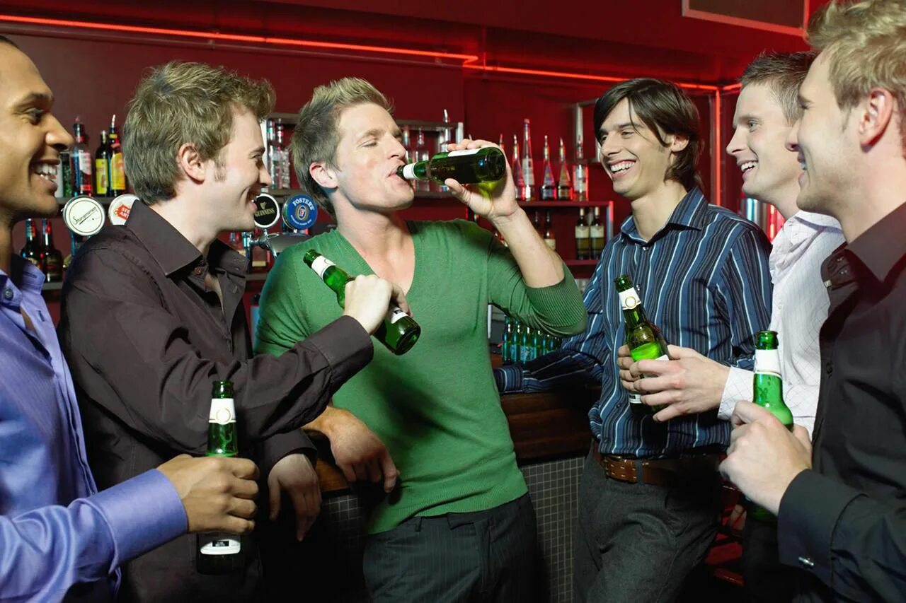 Мужчина в ресторане. Встреча друзей в баре. Мужчина в баре. Два мужчины в баре. Пьянка в баре.