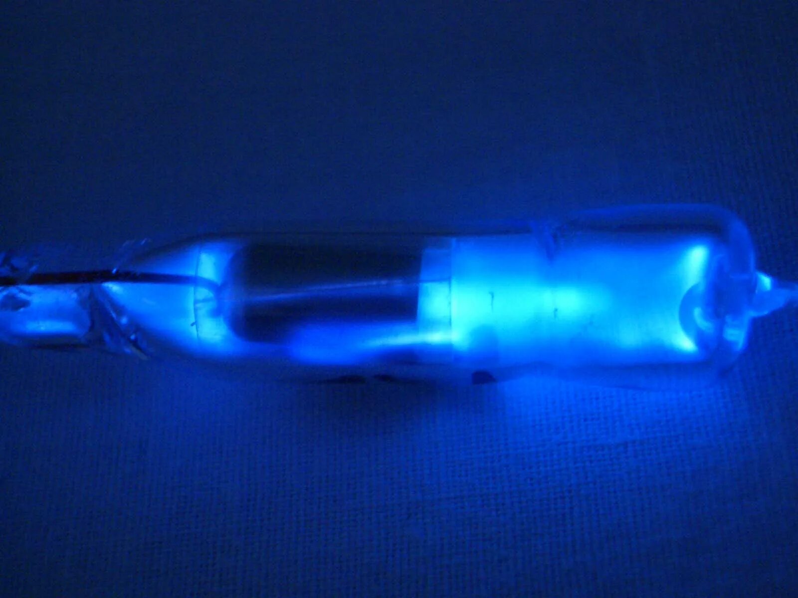 лампа с криптоном. криптон химический элемент. тлеющий разряд в лабораторных условиях. криптон газ. благородный газ в лампе.