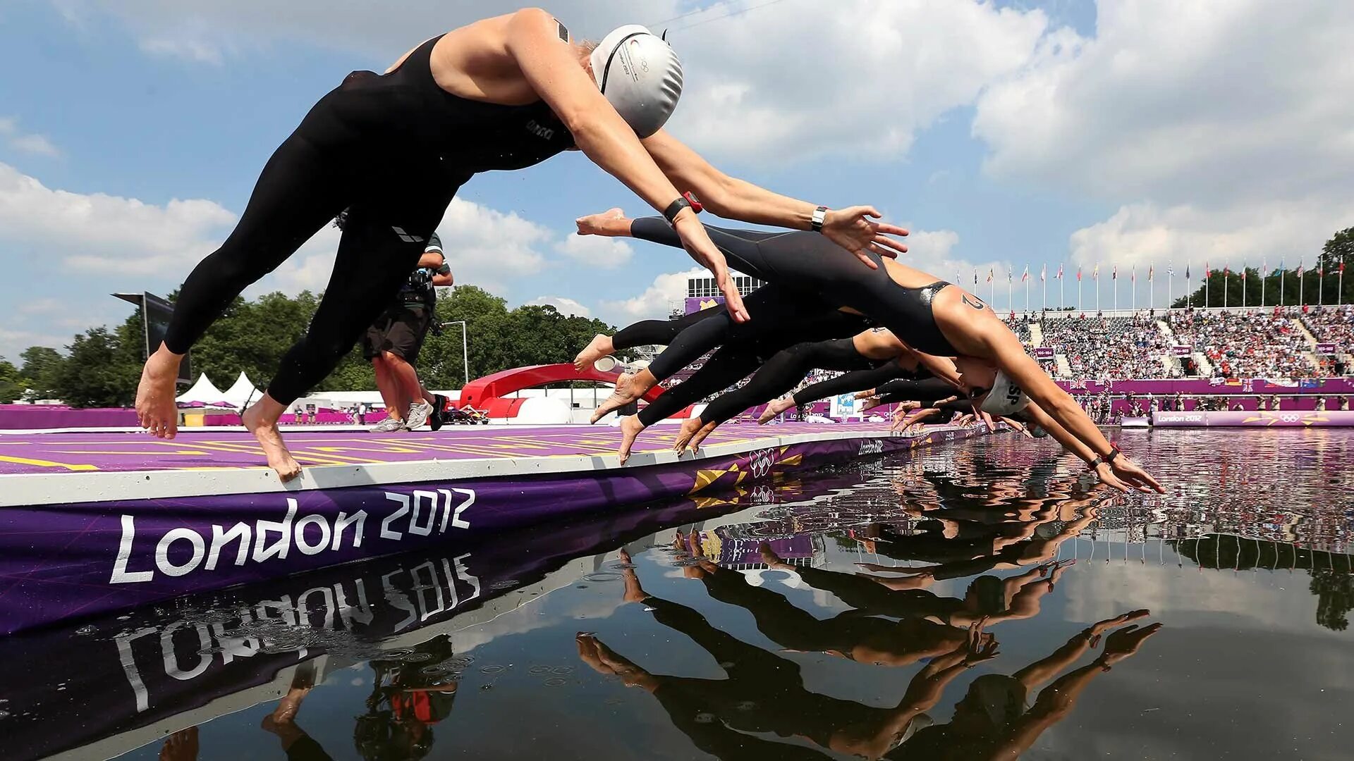 Dive into me. Плавание на открытой воде. Вода спорт. Плавание марафон. Спортивное плавание на открытой воде.