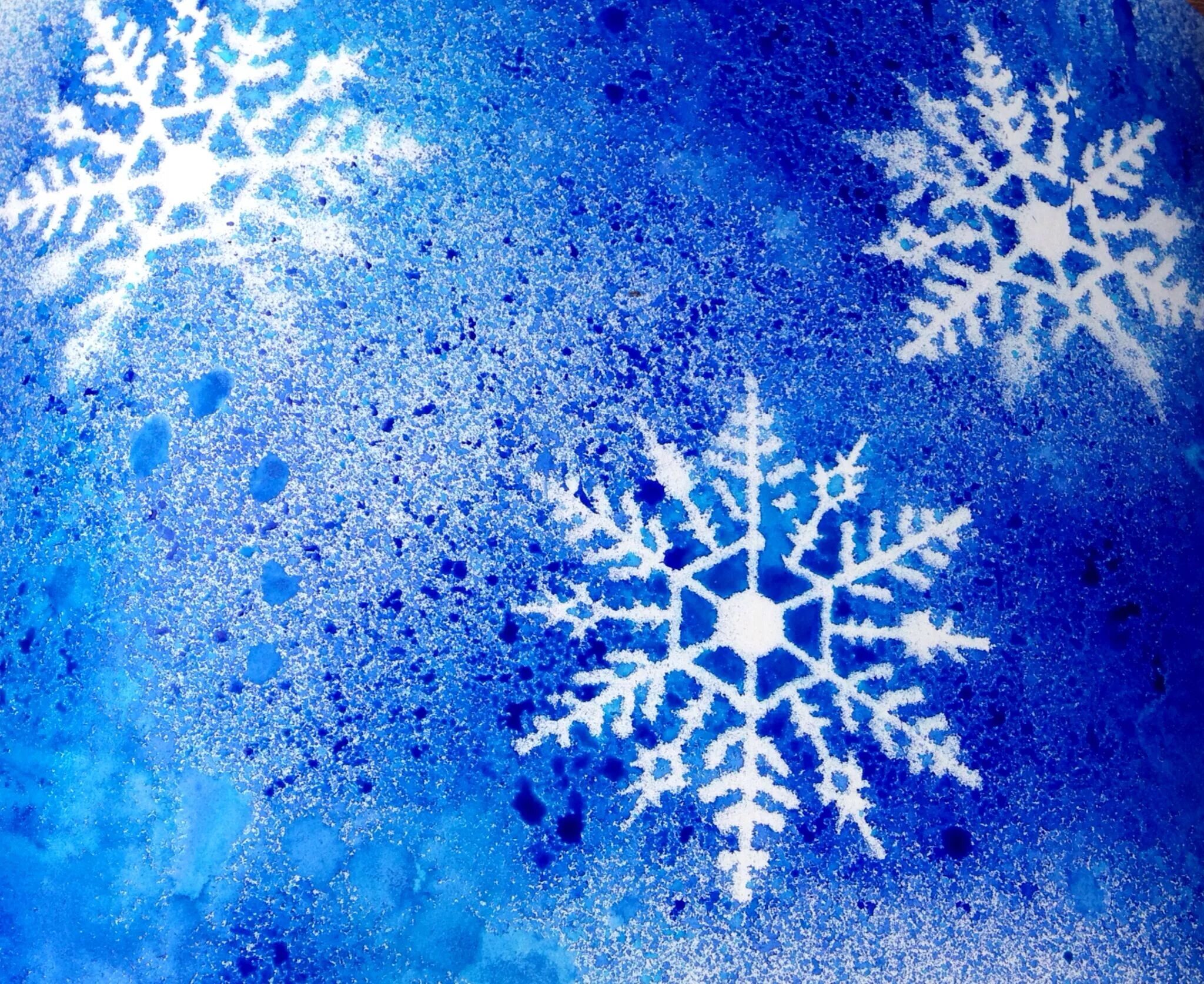 Снежинка рисунок красками. Снежинка красками. Снежинки гуашью. Рисование снежинки. Рисование снежинки красками.