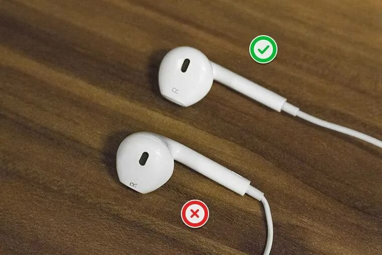 Оригинальные наушники и фейк. Поддельные наушники apple. Apple earpods оригинал и подделка. Наушники earpods оригинал от эппл. Как отличить оригинал наушники от айфона от подделки проводные.
