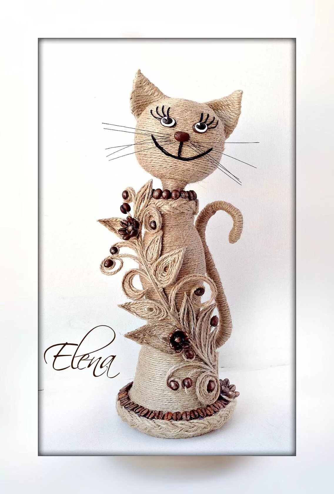 кошка из джута. поделки из джута кошки. кошка из джута. кот из джута на бутылке. поделки из бечевки своими руками.