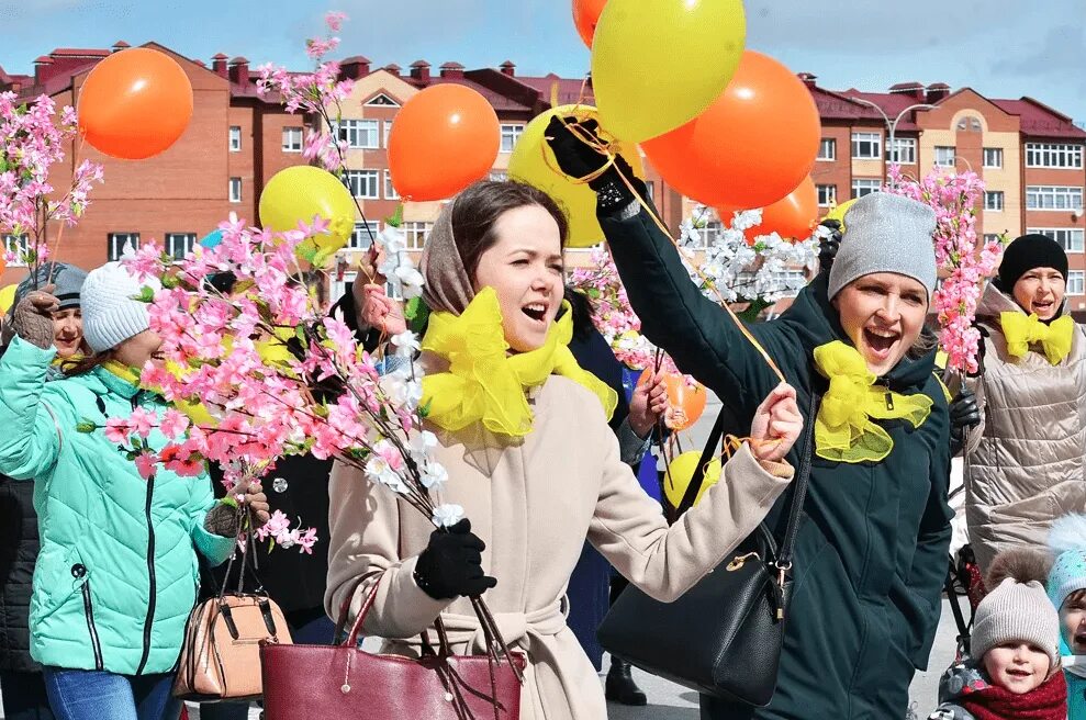 10 мая отмечают. Празднование 1 мая. праздники май. первое мая праздник. человек праздник.