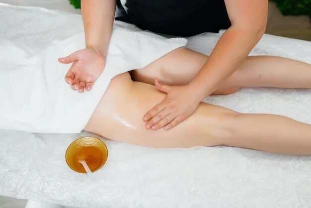 Lee massage. Медовый массаж. Медовый массаж бедер. Медовый массаж ног. Медовый массаж живота.