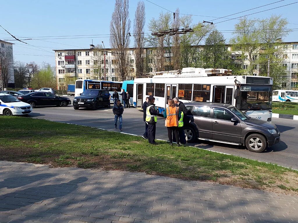 Курск троллейбус врезался. Троллейбус Курск. Авария в декабре Белгородский автобус и трал. Что на сегодняшний день творится в белгороде