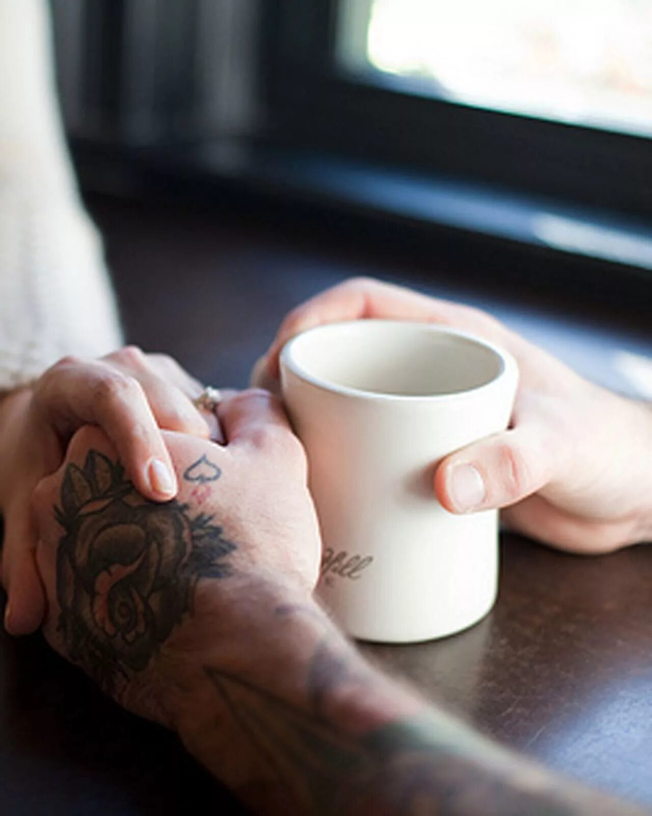 Утро ладонь. Доброе утро кофе в руках. Объятия и кофе. Кофе влюбленные. Два кофе в руках.