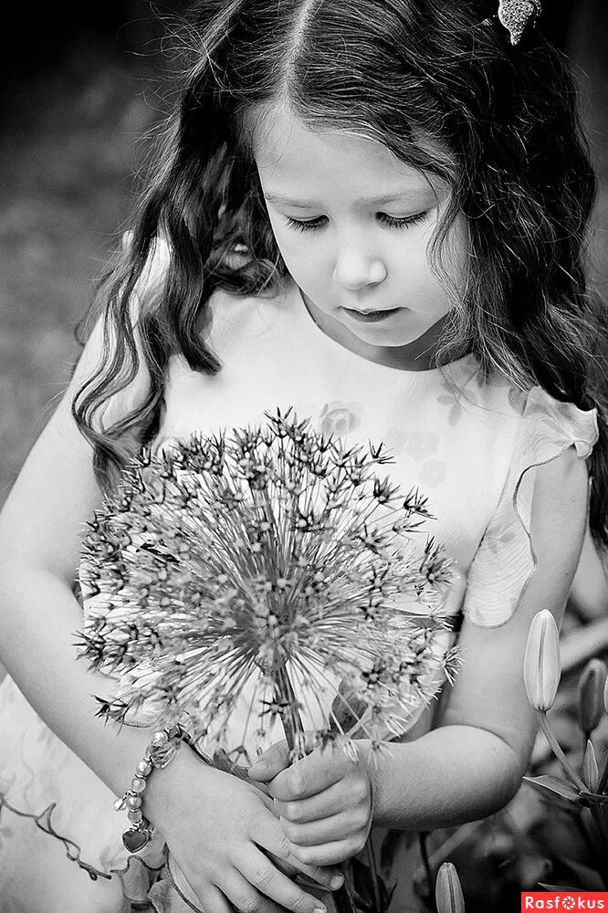 Сохраняя детство. Радости в каждом дне. Сохрани детство. Земной шар в руках. Сад еда и люди.