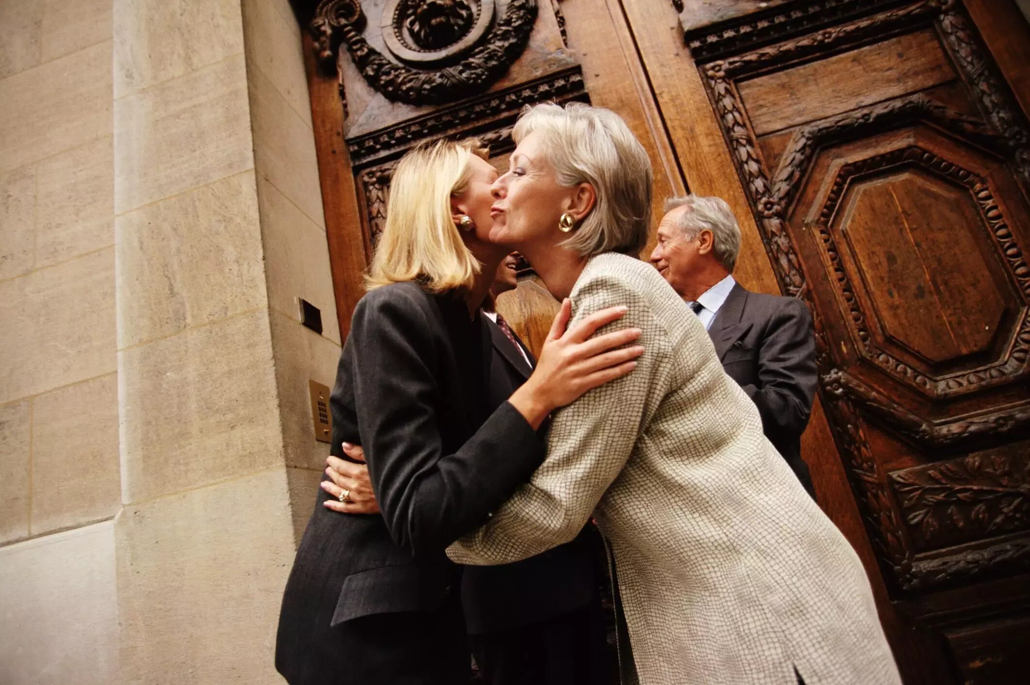 Итальянцы здороваются. Макрон и трюдо поцелуй. Итальянцы бизнес. Итальянский этикет. Встреча итальянцев.