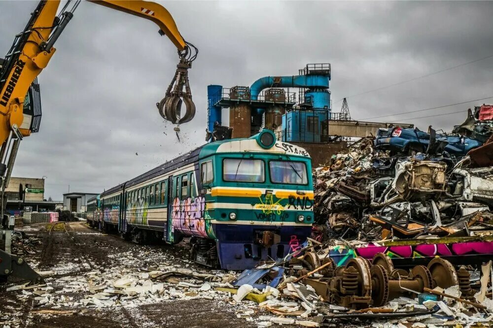 Вагон разбор. Вагоны с металлоломом. утилизация вагонов. порезка вагонов на металлолом. утилизация железнодорожных вагонов.