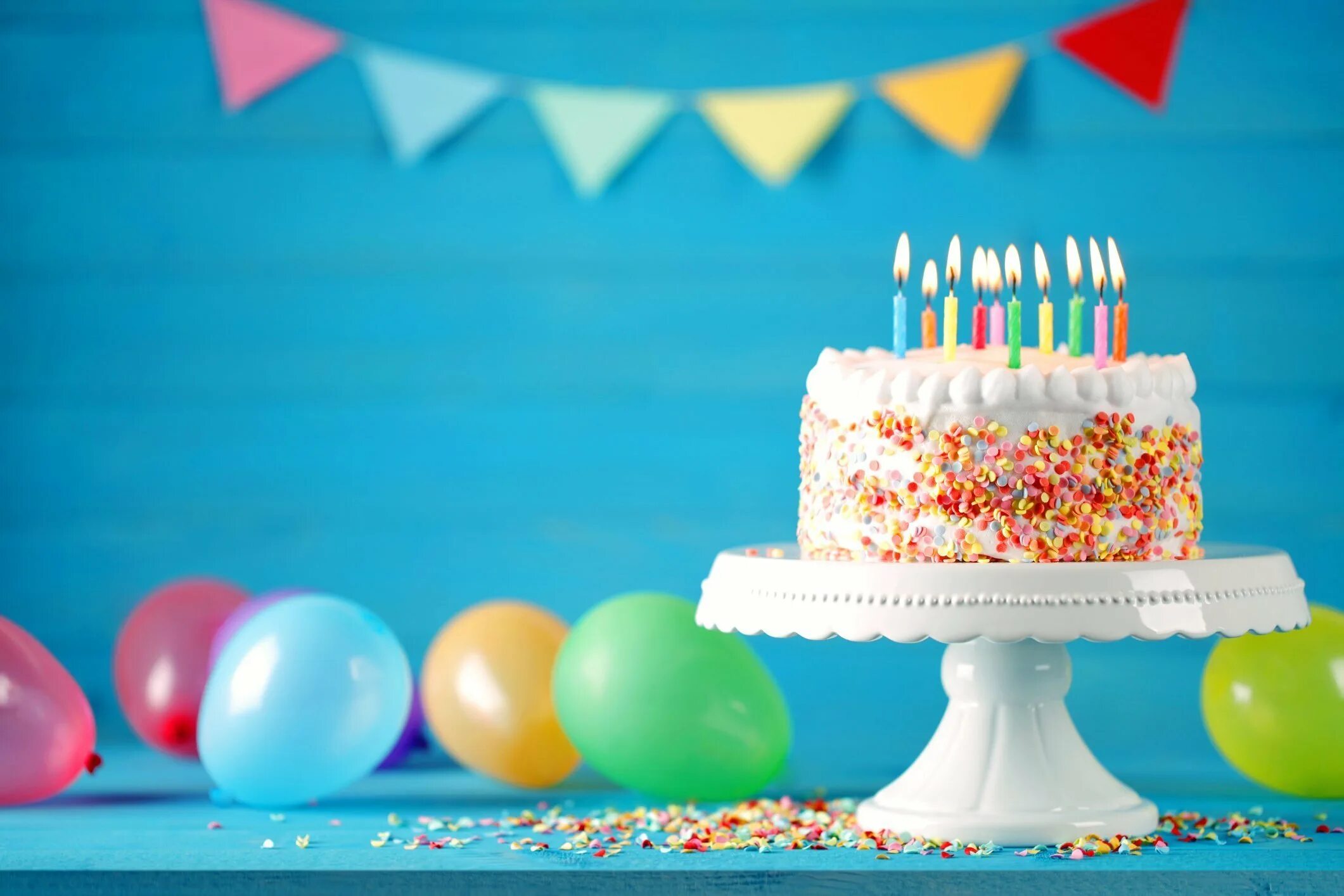 С днем рождения с тортом и шарами. Тортик с днем рождения. Праздничный торт на день рождения. Торт с днём рождения картинки. Фон с днем рождения.