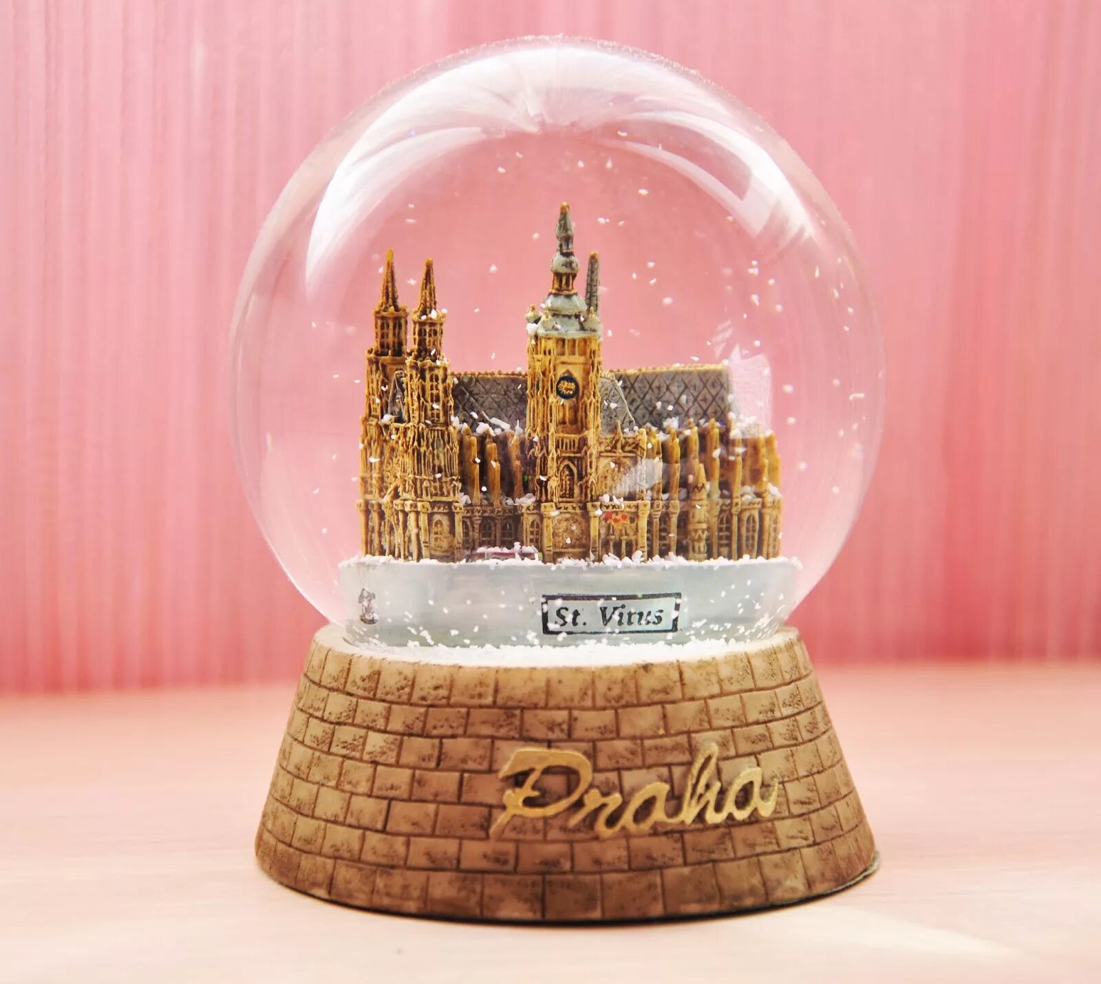 Мвш шар. Снежный шар Нарния. Стеклянный шар сувенир. Снежный шар сувенир. Снежный шар с замком.