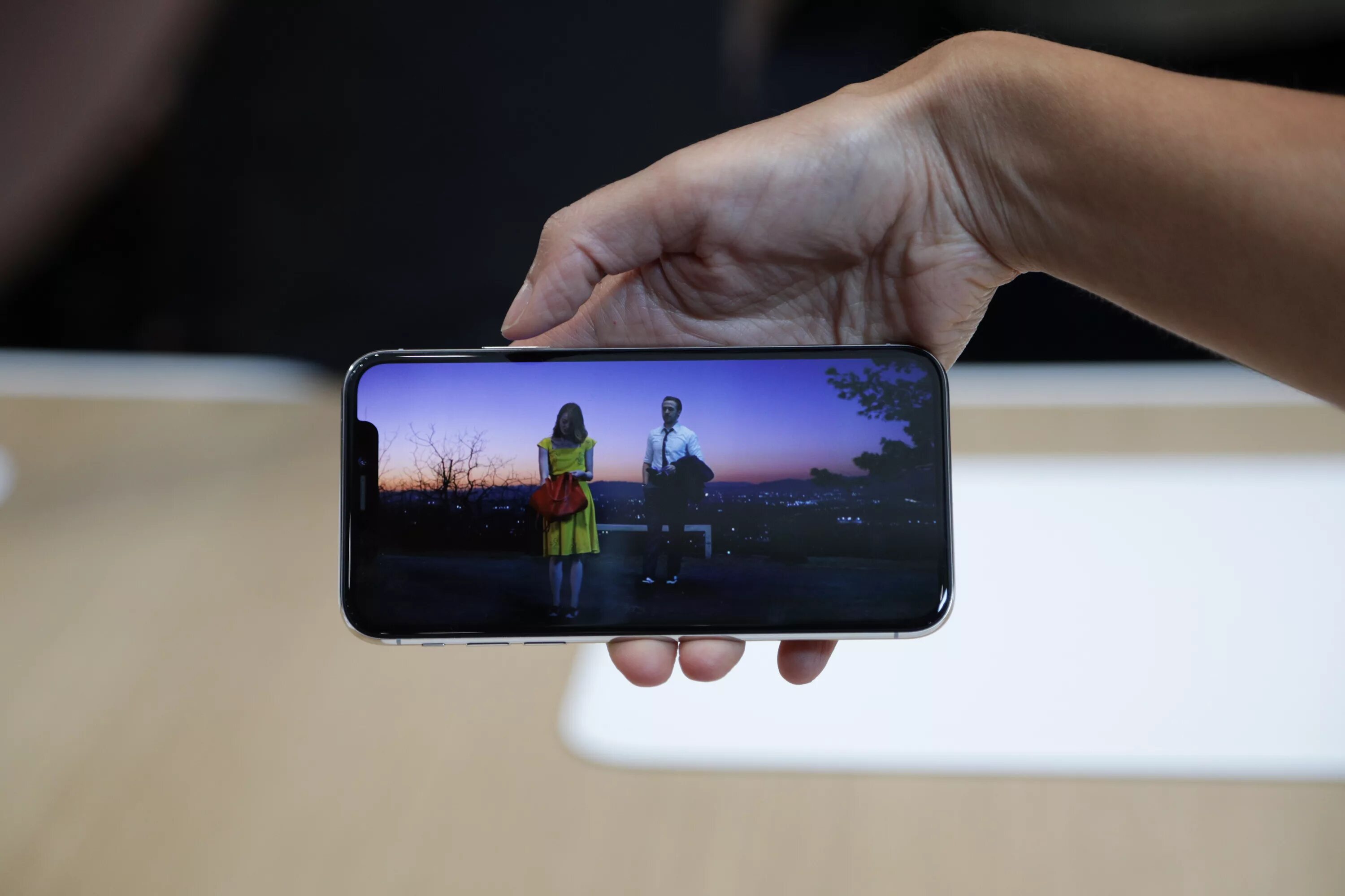 Включи видео просмотр. Экран камеры айфон 10. айфон большой экран. iphone 10 видео. видеоклип на айфон.