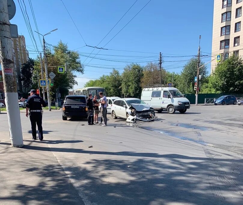 Новости происшествия ньюс. Авария на Дмитрия Ульянова Тула. ДТП В Туле на Дмитрия Ульянова. Авария на перекрестке Дмитрия Ульянова.