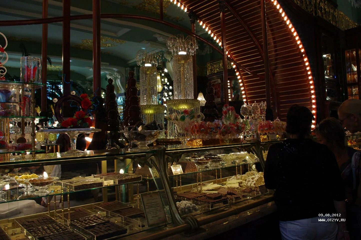 Санкт-петербург невский проспект 56 магазин купцов елисеевых. Сериал про гастроном елисеевский. Елисеевский в питере. Елисеевский в питере. Торговый дом купцов елисеевых питер.