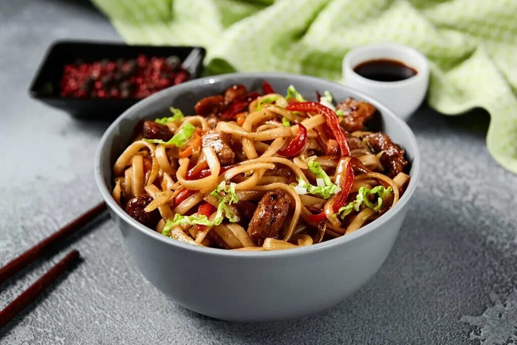 лапша удон с терияки. удон с курицей и овощами терияки. вок удон с курицей. лапша удон с терияки. курица терияки с лапшой удон.