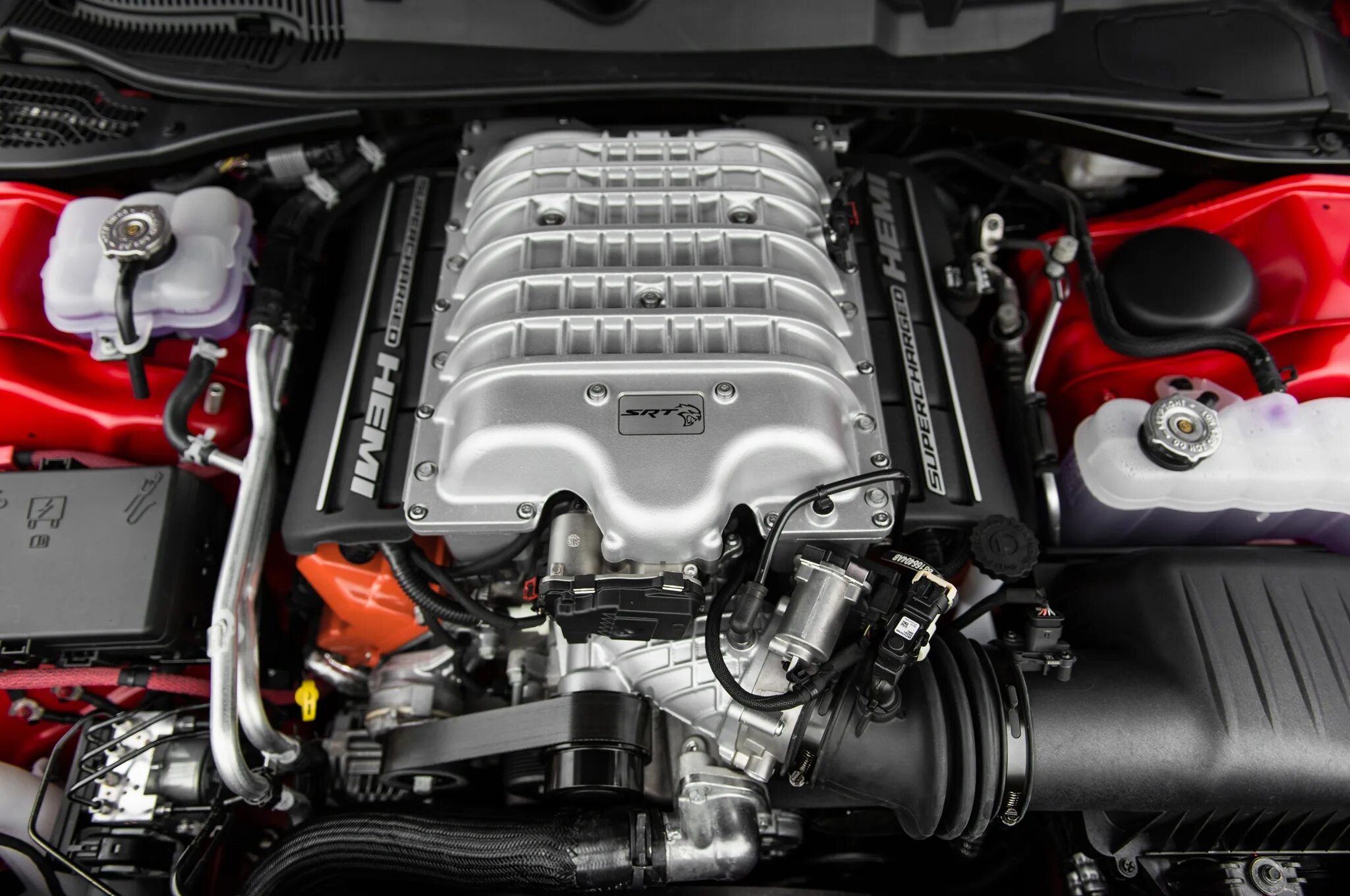 Додж челленджер двигатель. V8 мотор dodge Charger. V8 двигатель dodge Challenger. Dodge Challenger мотор 6.2. Dodge Charger Hellcat двигатель.