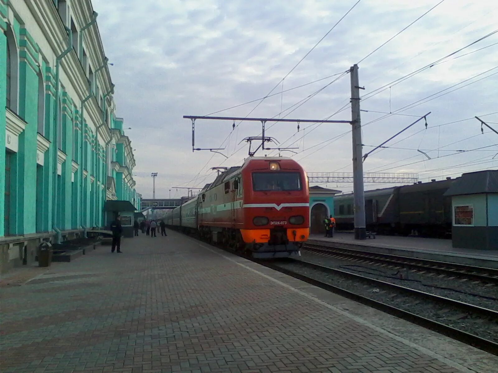 прибытие пассажирских поездов омск. табло отправления поездов. поезд барнаул москва. станция омск пассажирский. поезд новокузнецк москва.