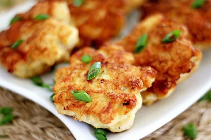 Куриные рубленные котлеты с сыром на сковороде. Шницель рубленый куриный. рубленые куриные котлетки из филе с сыром. шницель рубленый из курицы. рубокнный гницель куриный.