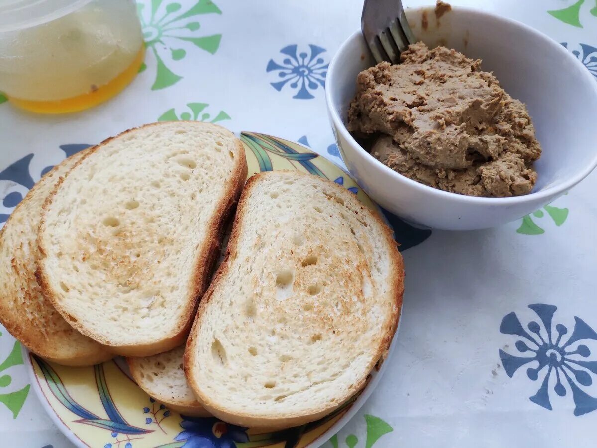 Паштет печеночный. Паштет на хлебе. Капустный паштет. Печеночный хлеб.