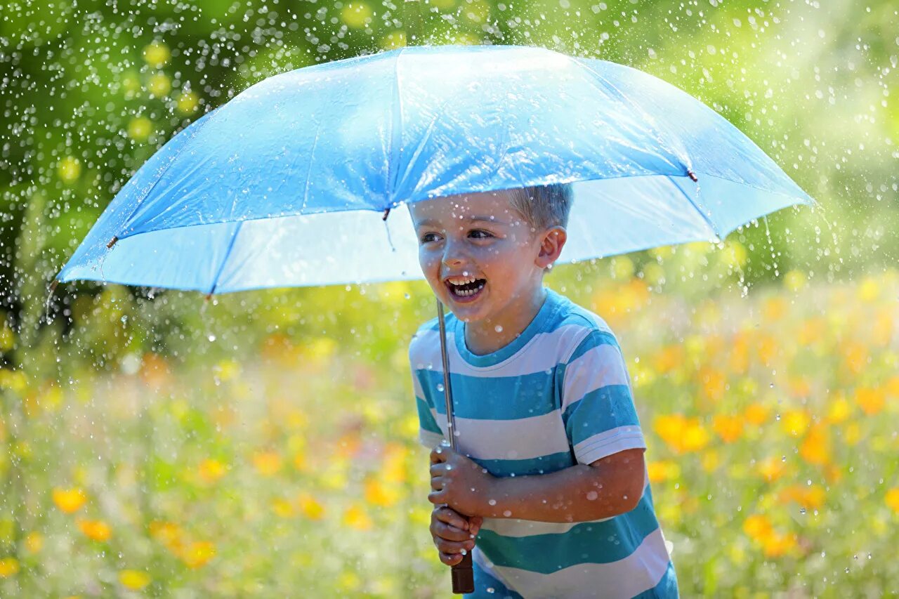 Мальчик с зонтом. Зонт для детей. Ребенок с зонтиком под дождем. Летний дождик. Rain boys