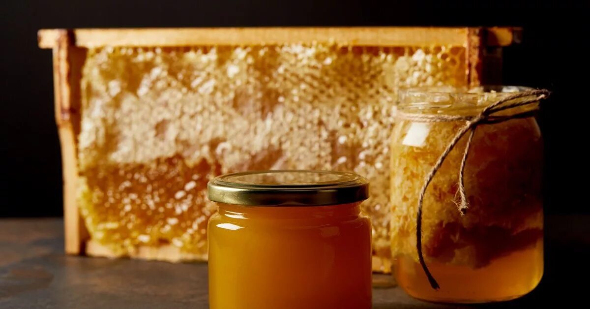 Почему медовый. Закристаллизованный подсолнечный мед. Сахарный мед. Мёд донниковый цвет мёда. Мед картинки.