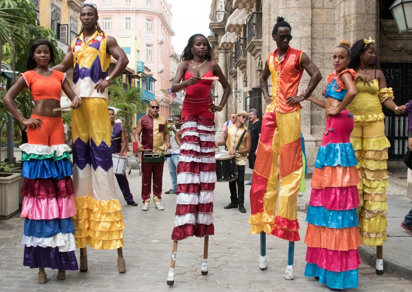 Куба и кубинцы. Национальный костюм Гаити. Ямайка Национальная одежда. Кубинский национальный костюм женский.