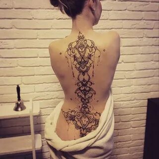 Девушка с рисунком на теле