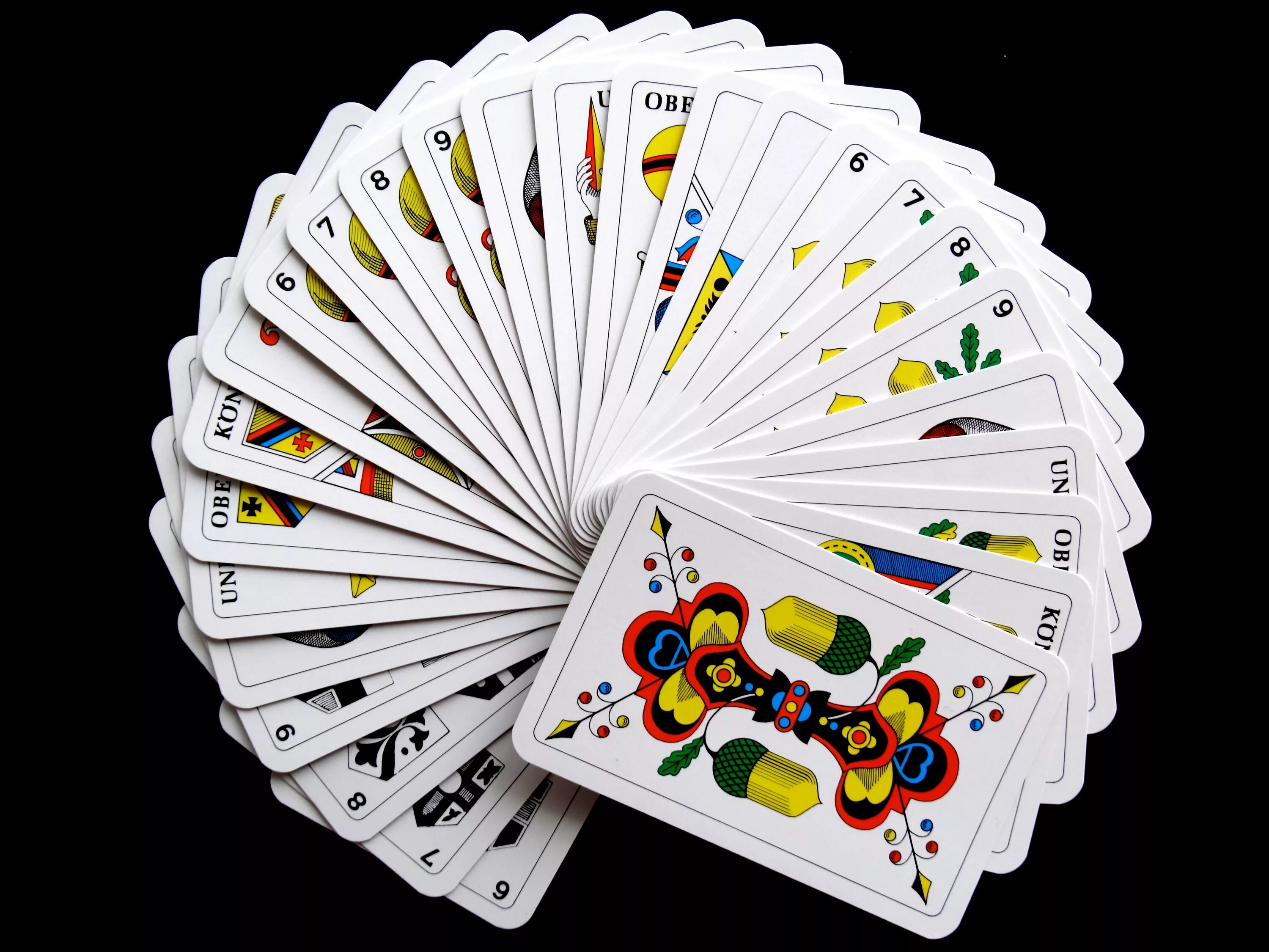 В четырех кругах разложено 7 карт. Игральные карты. Карточные игры. Карты игровые. Карточный веер.