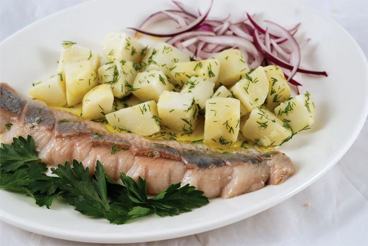 селёдка к картошечке. селедочка с картошечкой и лучком. селедочка с картошечкой и лучком. приготовить селедку с картошкой. сельдь с картофелем.