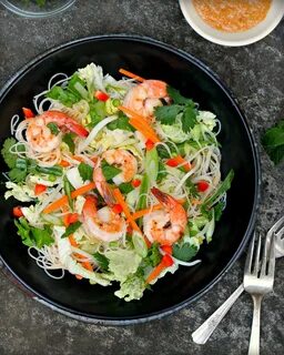 Салат из фунчозы с овощами и креветками