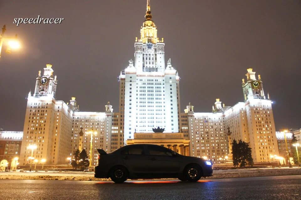 Мгу машина. Машина у МГУ. Мерседес возле МГУ. Напротив Москвы Сити МГУ. Территория вокруг МГУ.