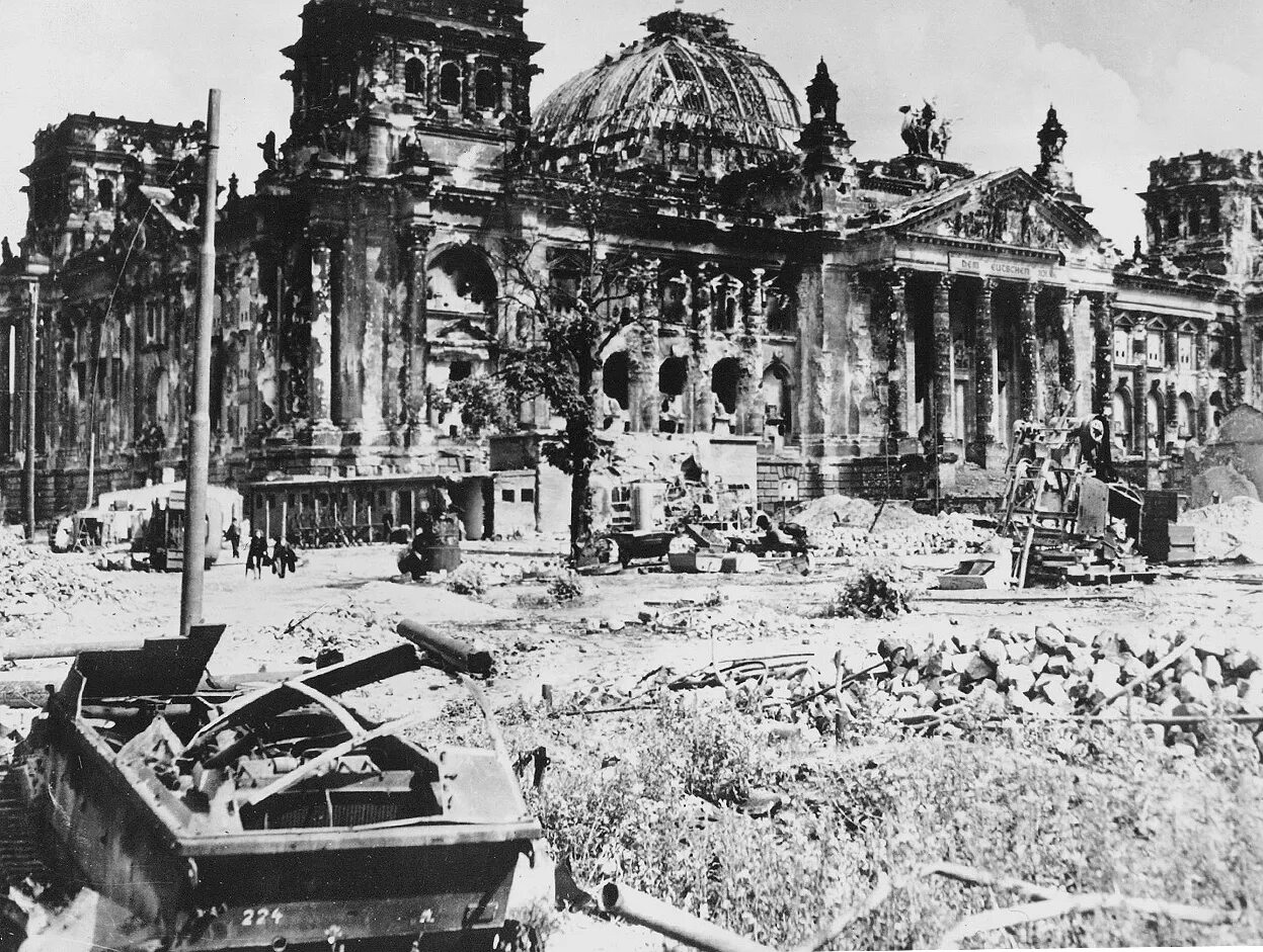 После второй мировой вошла в. Рейхстаг в Берлине 1945. Рейхстаг Германия 1945г. Здание Рейхстага в Берлине в 1945 году.