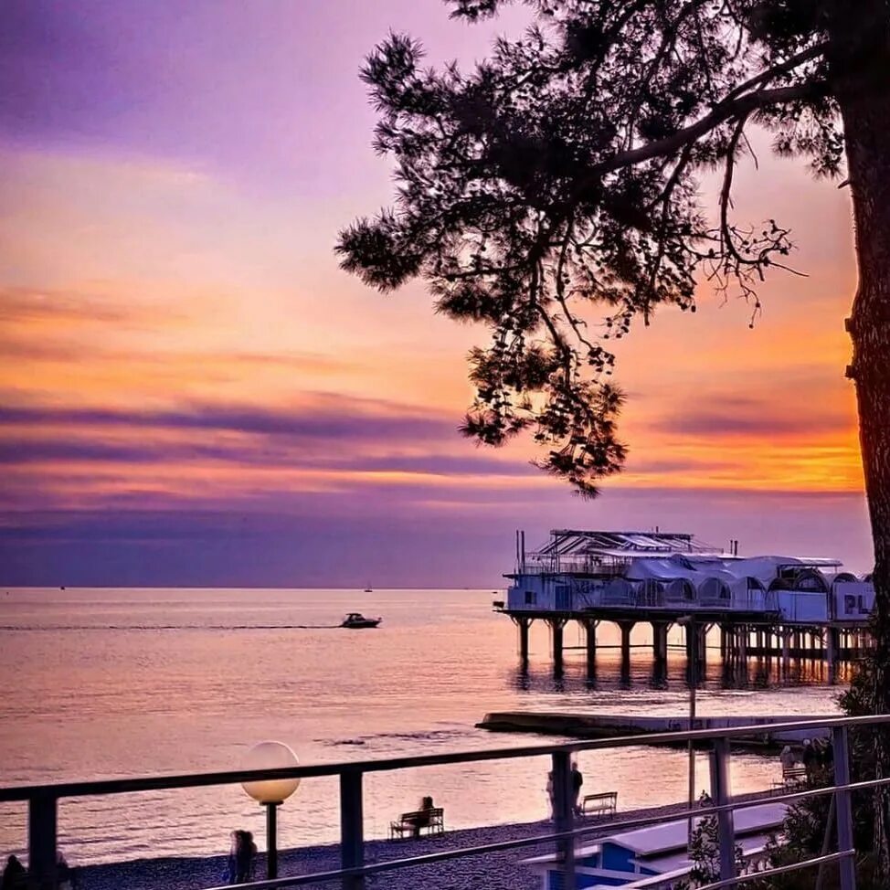 отпуск. завтрак на пляже. еду на море сочи. черное море лазаревское. пикник на берегу моря.