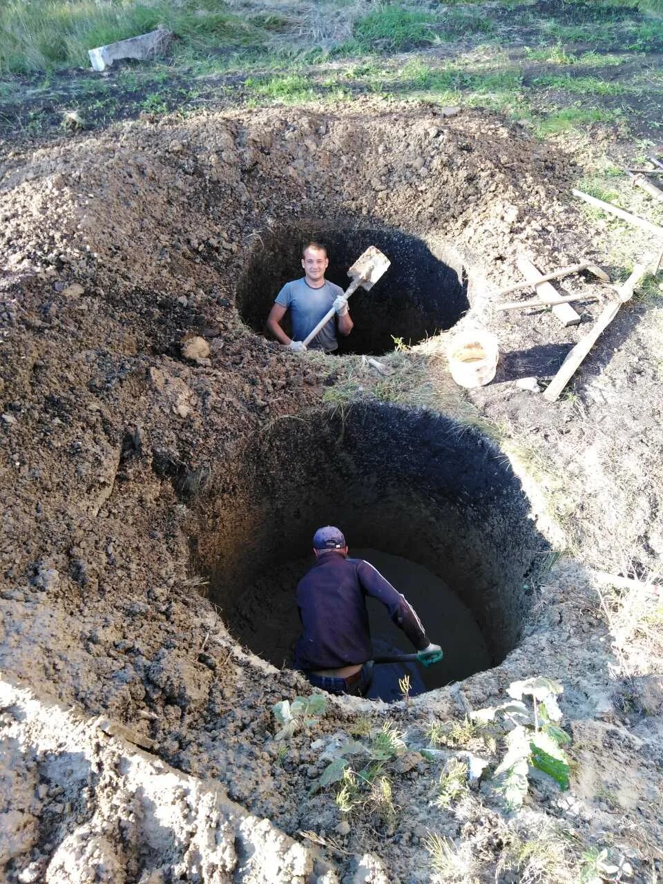 Чистка колодцев одинцовский район. Копка колодца в Одинцовском. Ручная копка септика. Копка колодцев Волоколамск. Копка септиков из бетонных колец летом.