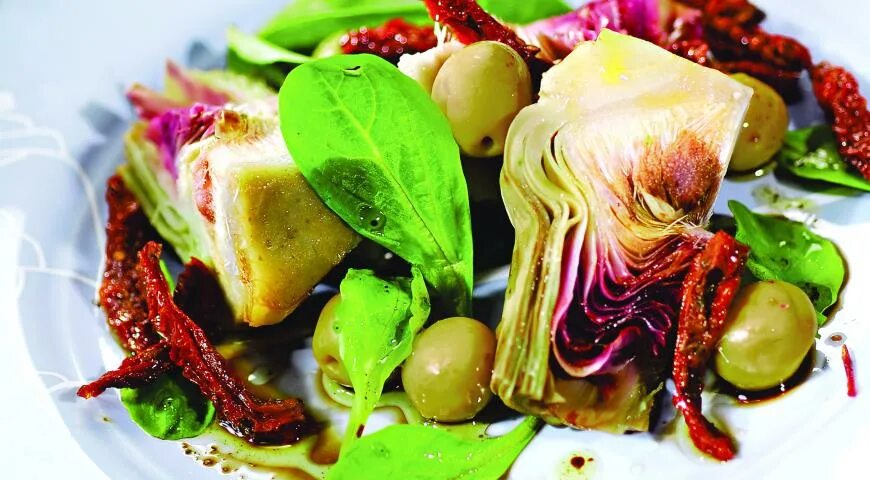 Артишок салат рецепт. Зеленый салат с артишоками. Салат с артишоками. Салат с артишоками. Салат из артишоков консервированных.