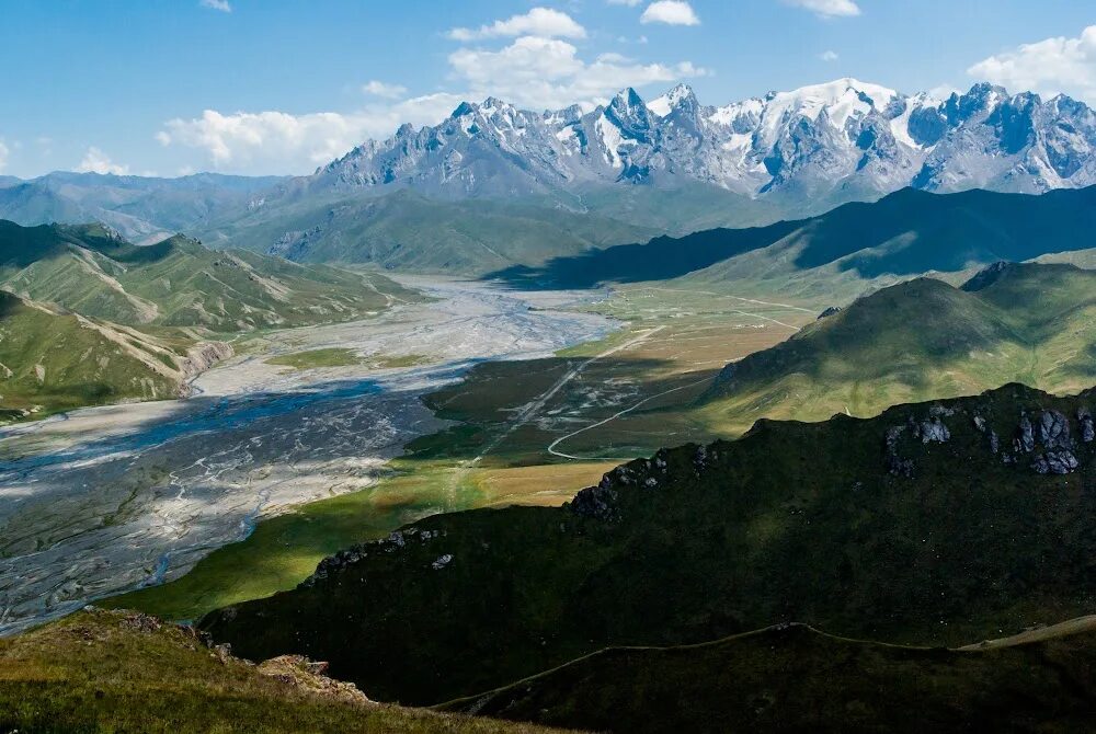Вулкан верхоянский хребет. Колымское нагорье. Горы памира в таджикистане. Горы средней азии памир. Тиньшантский хребет.