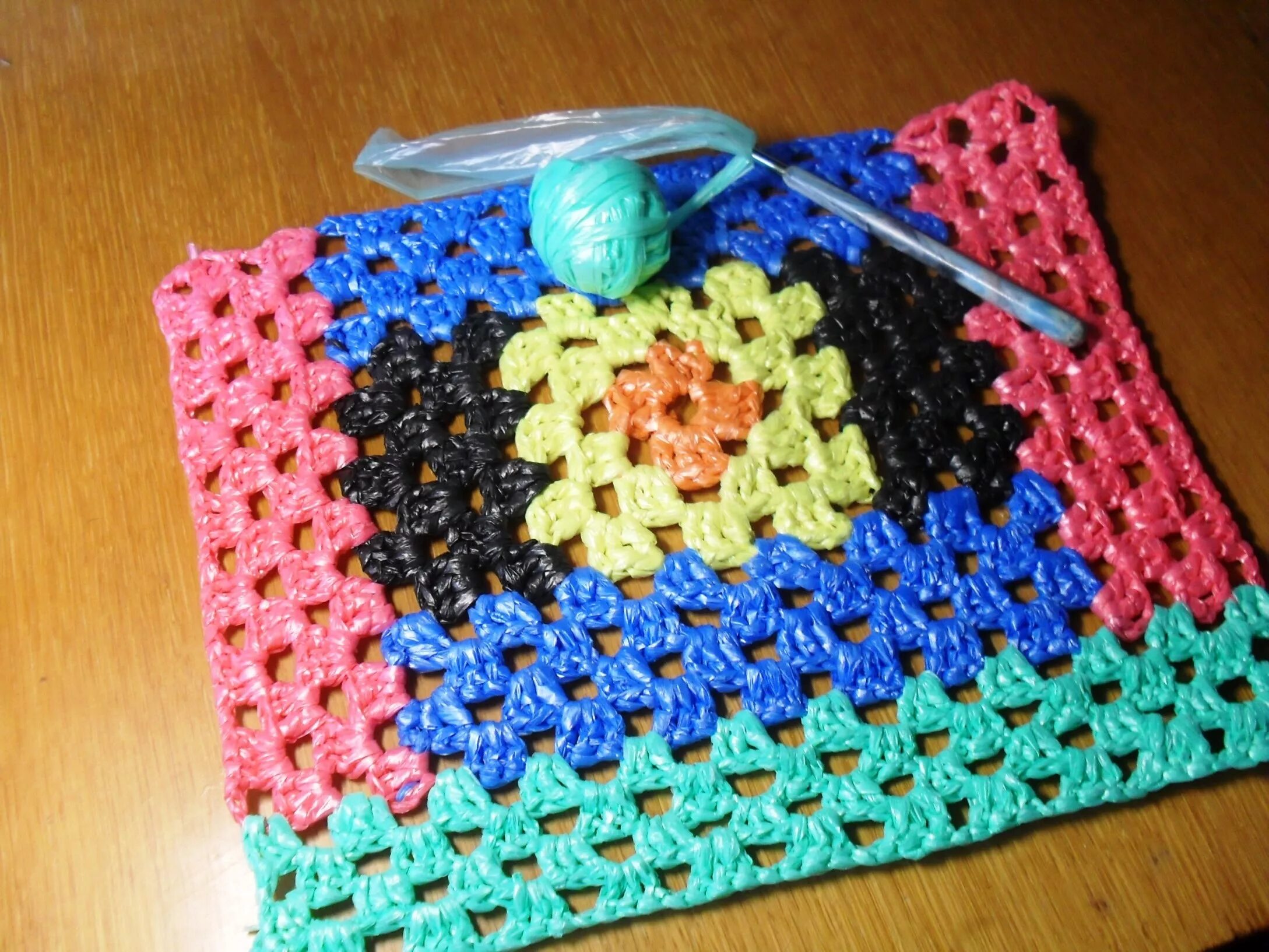 вязаные коврики из пакетов полиэтиленовых. коврик из пакетов для мусора. коврик из мусорных пакетов. плетеный коврик из пакетов. коврики из полиэтиленовых пакетов.