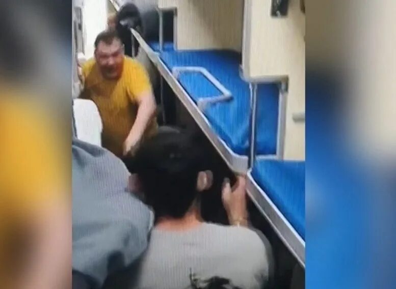 Случаи в поезде из за нижней. Поезд 102 плацкарт. Вагон плацкарт боковушка. Купе в поезде плацкарт. Купейный плацкартный вагон.