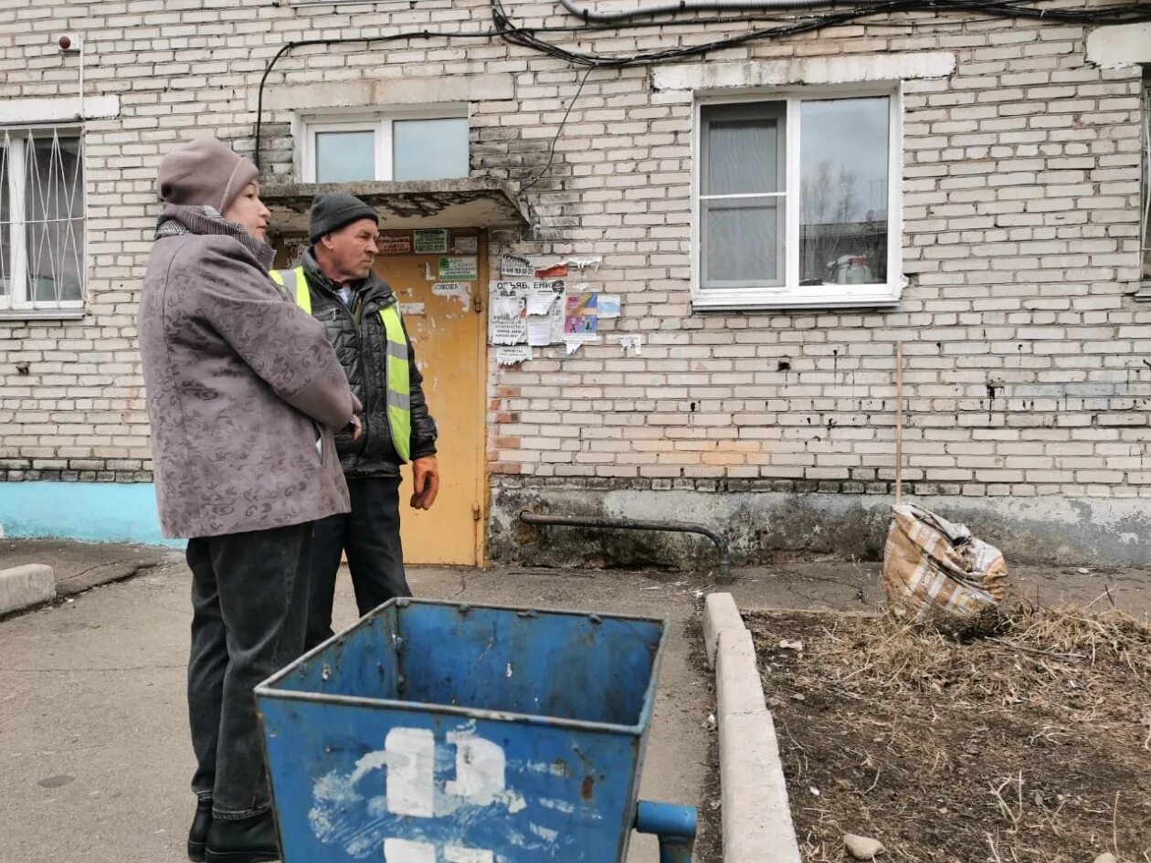 Работа в городе биробиджане. Уборка двора. Уборка улицы поселка. Уборка двора мэра Норильск. Старая мэрия Биробиджан.