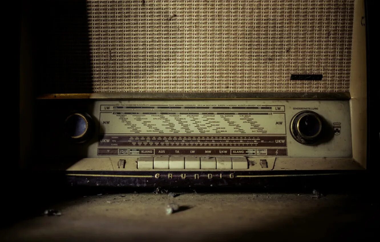 Радио звучание. Радио фон. Старое радио. Радиоприемник на сером фоне. Фон радиопередачи.
