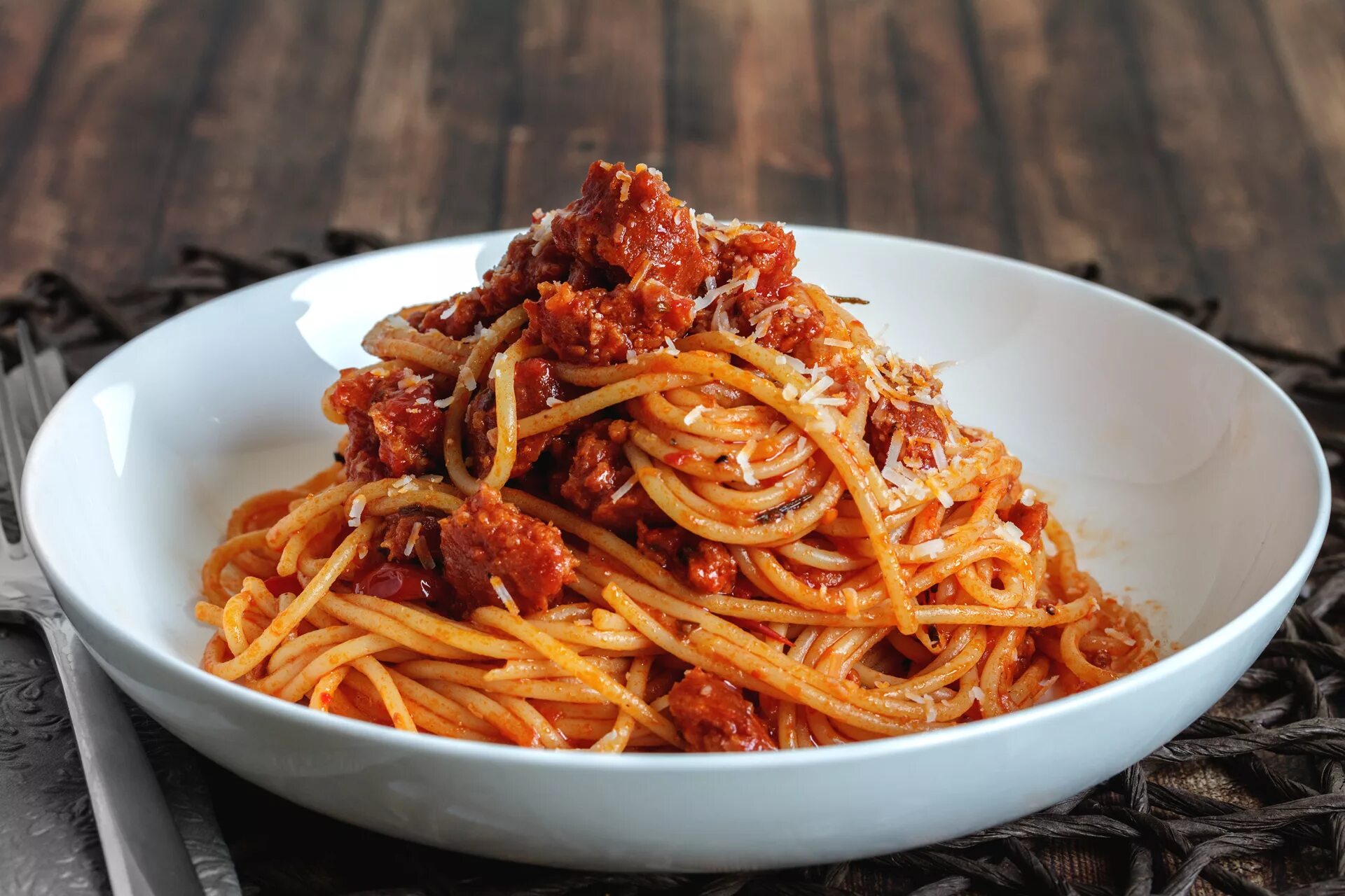 Паста болоньезе. Спагетти с соусом Болонез. Паста болоньезе Италия. Spaghetti bolognese спагетти с соусом болоньезе. Спагетти болоньезе томатная паста