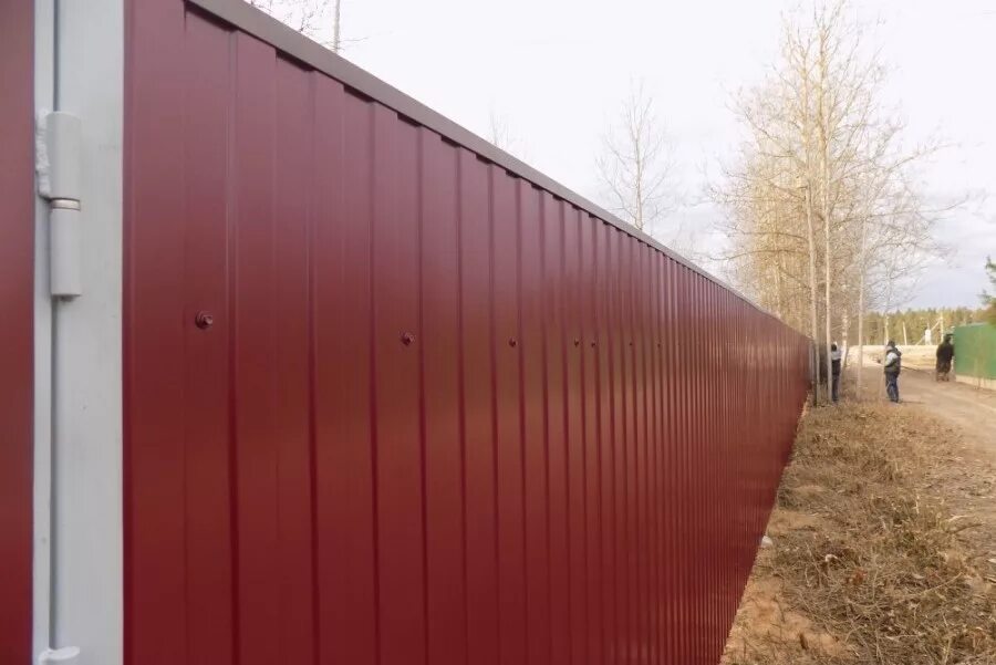 Заборы из профнастила фотогалерея. Забор из листов. Установка забора в ленинградской. Установка забора в ленинградской. Деревянный забор.