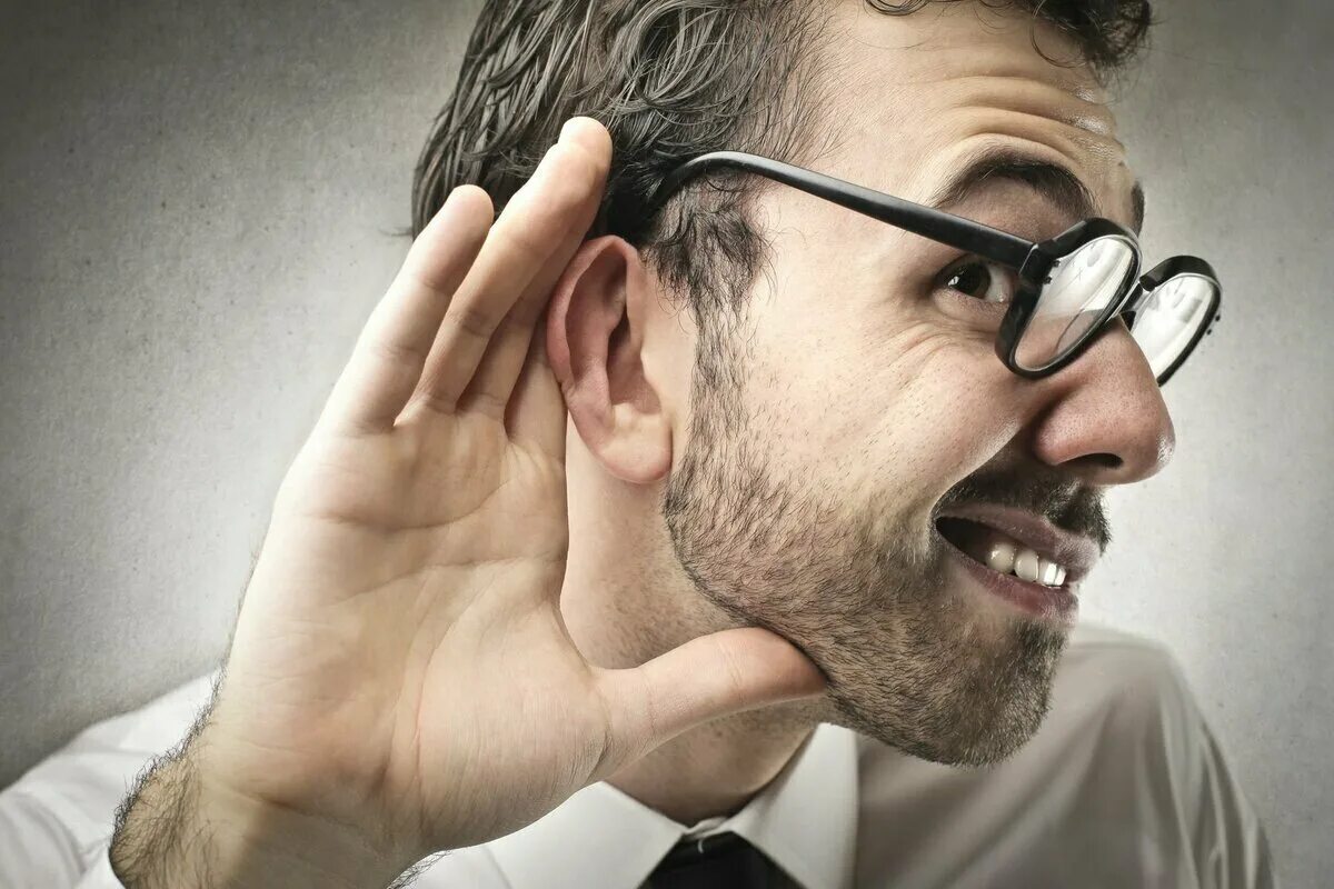 Восприятие слуховой информации. Любопытный человек. Внимательный человек. Слух. Внимательно слушающий человек.