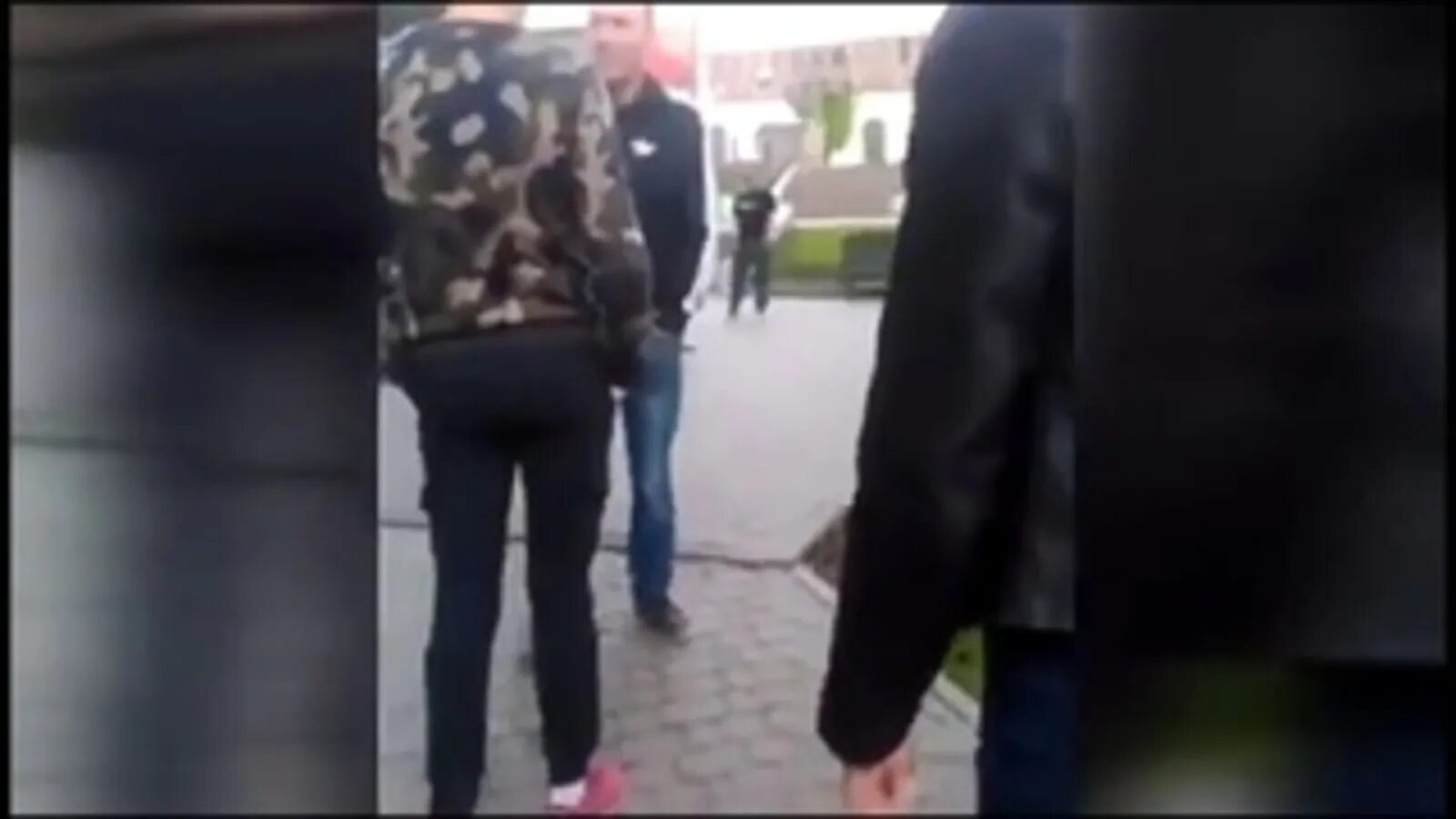 Песня заступился за девчонку виноватым. Заступился за девушку рисунок. парень заступился за девушку.