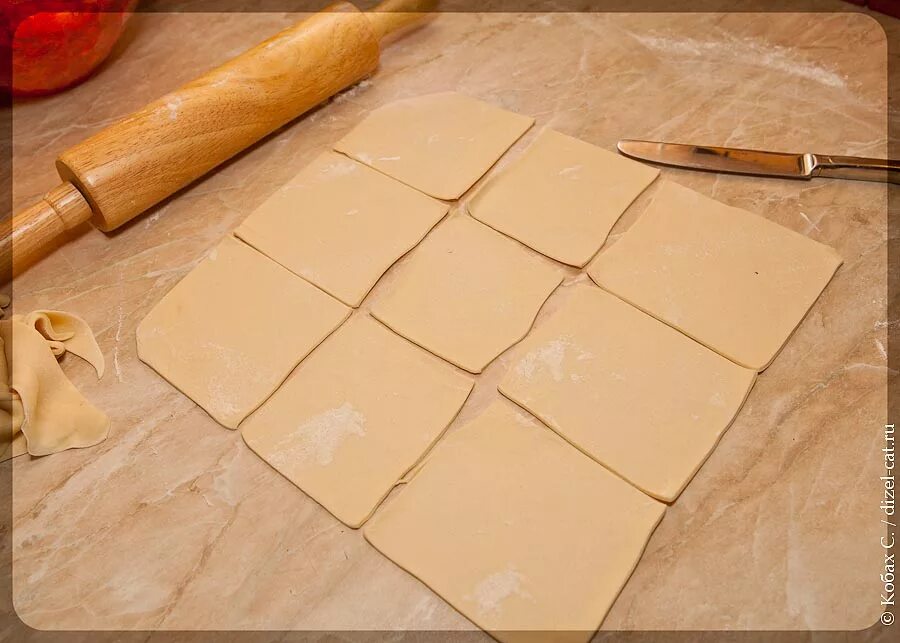 Квадратики из теста блюдо. Тесто квадратов. Квадратики из теста с мясом. Нарезаем тесто на квадраты. Квадратики из теста как называются.
