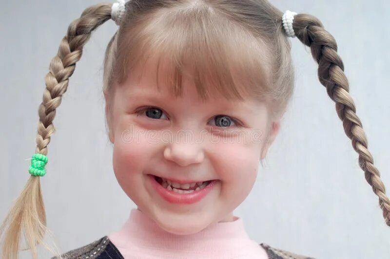 Две косички для девочек. Прически с косичками для девочек. Маленький косой. Прически для девочек. Маленькие косички для девочек.