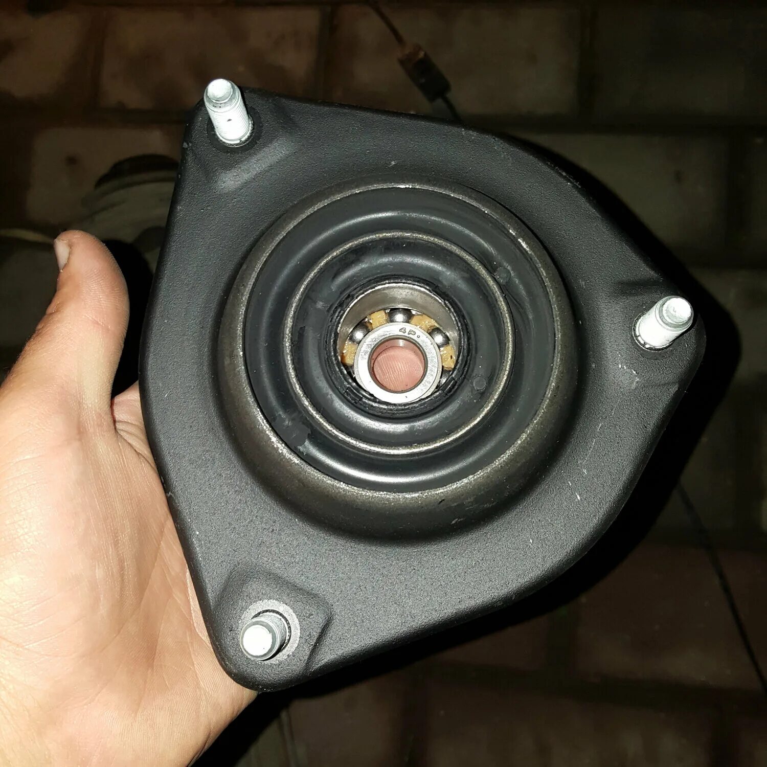 опорный подшипник передней стойки фольксваген пассат. замена опор передних амортизаторов. смазка опорного подшипника стойки пассат б6. замена опор передних амортизаторов. опора амортизатора renault laguna 2.