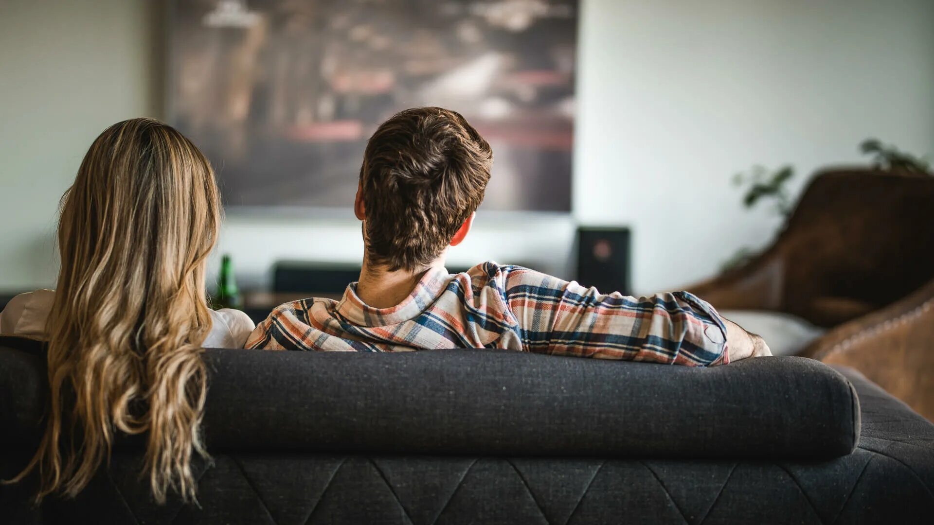 They are watching a c. Watching tv. мужчина и женщина у телевизора. watching tv back view. watching tv together.